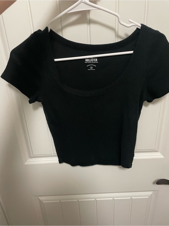 Hollister Tops - Hollister Black Scoop Neck Cropped Tee